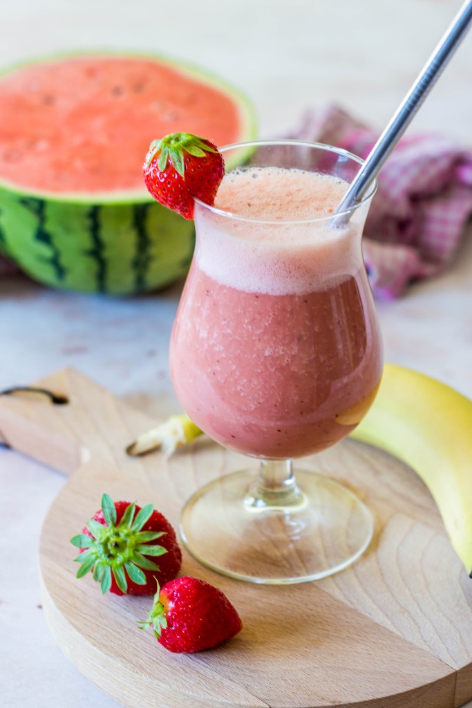 Smoothie van watermeloen, aardbei, banaan en amandelmelk - Vickylicious