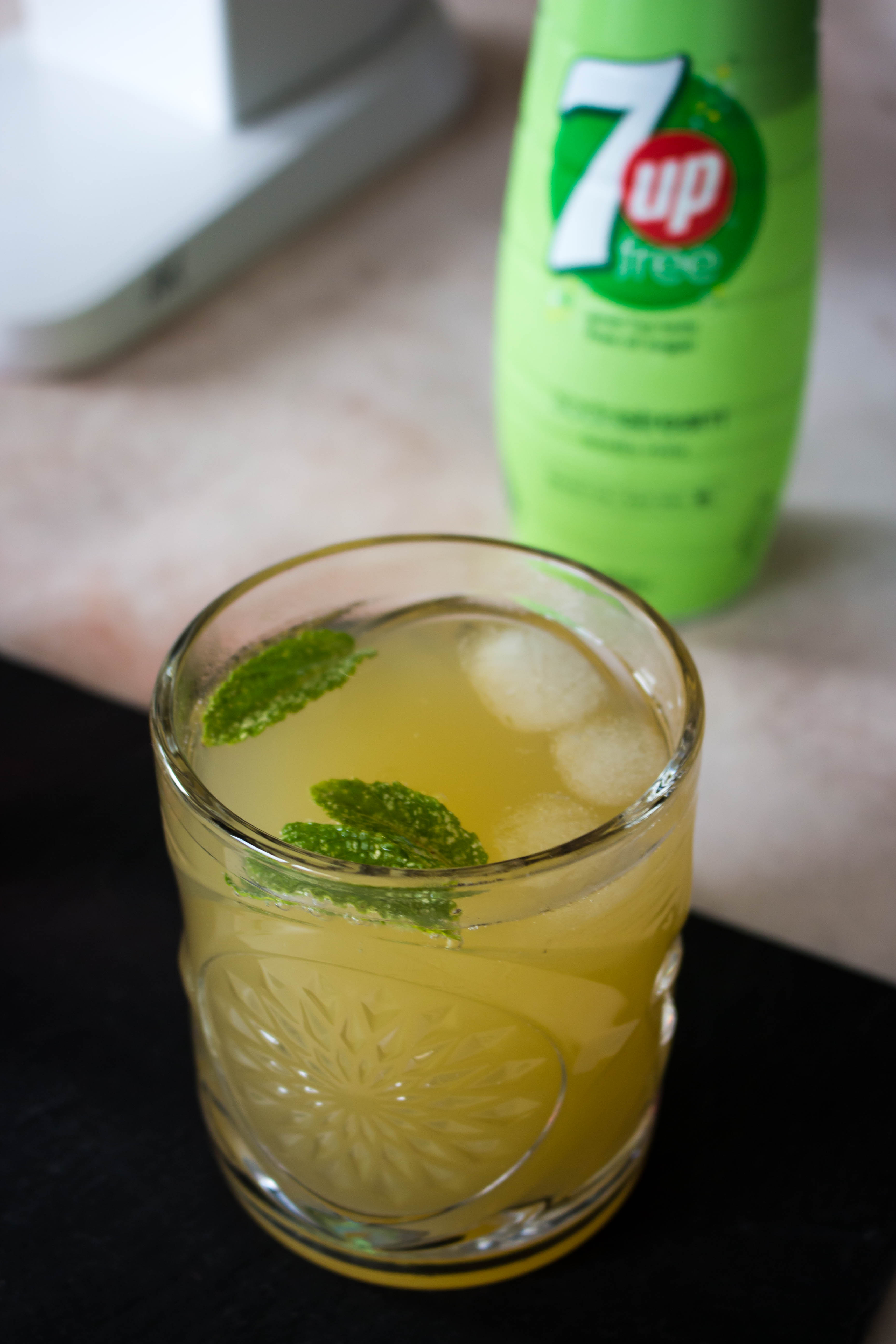 Tropische mocktail met 7UP en ananassap - SodaStream - Vickylicious