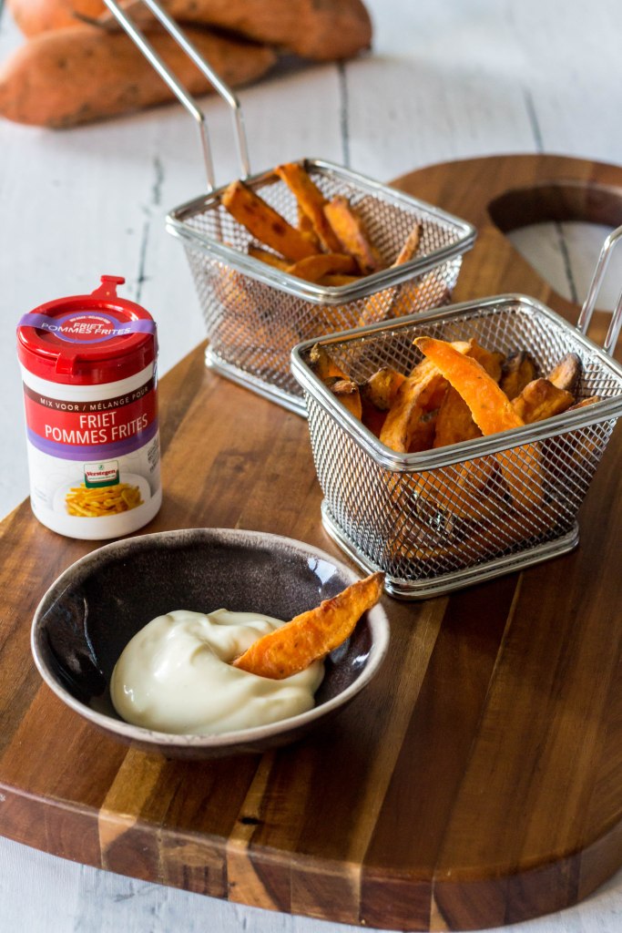 Zelfgemaakte mayonaise met zoete aardappelfrietjes uit de hetelucht friteuse - Vickylicious