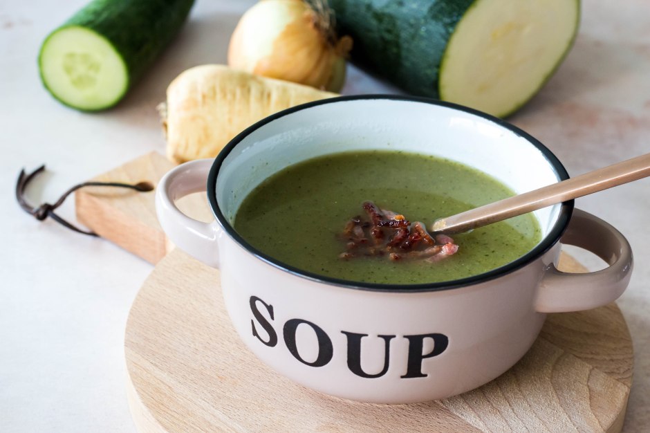 Soep van courgette, komkommer en pastinaak met krokante spekjes - Vickylicious