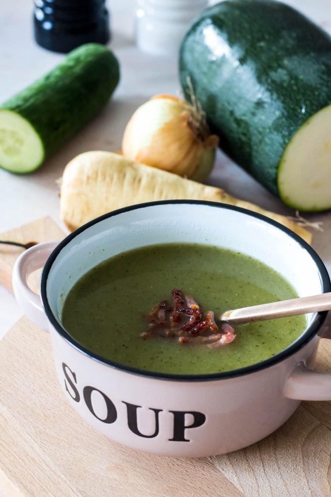 Soep van courgette, komkommer en pastinaak met krokante spekjes
