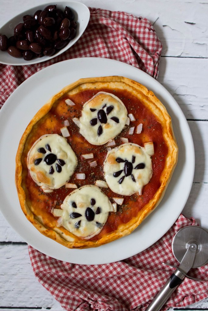 Halloween pizza met mozzarella en zwarte olijven - Vickylicious