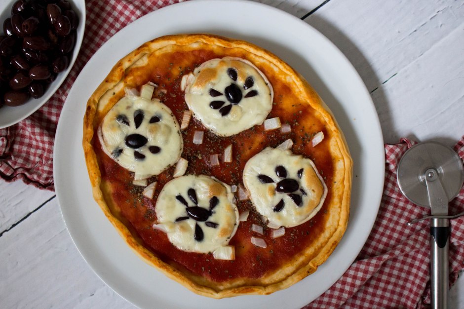 Halloween pizza met mozzarella en zwarte olijven - Vickylicious