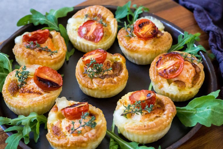 Mini quiches met zalm, mozzarella, en kerstomaten - Vickylicious
