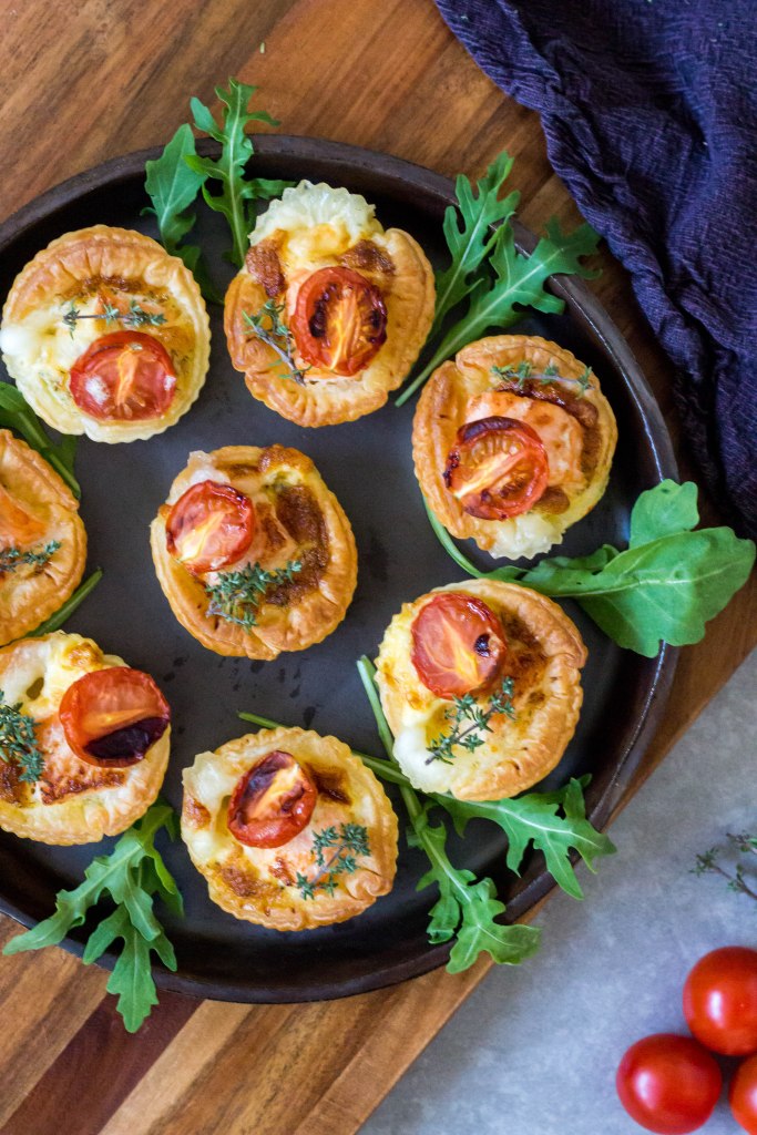 Mini quiches met zalm, mozzarella, en kerstomaten - Vickylicious