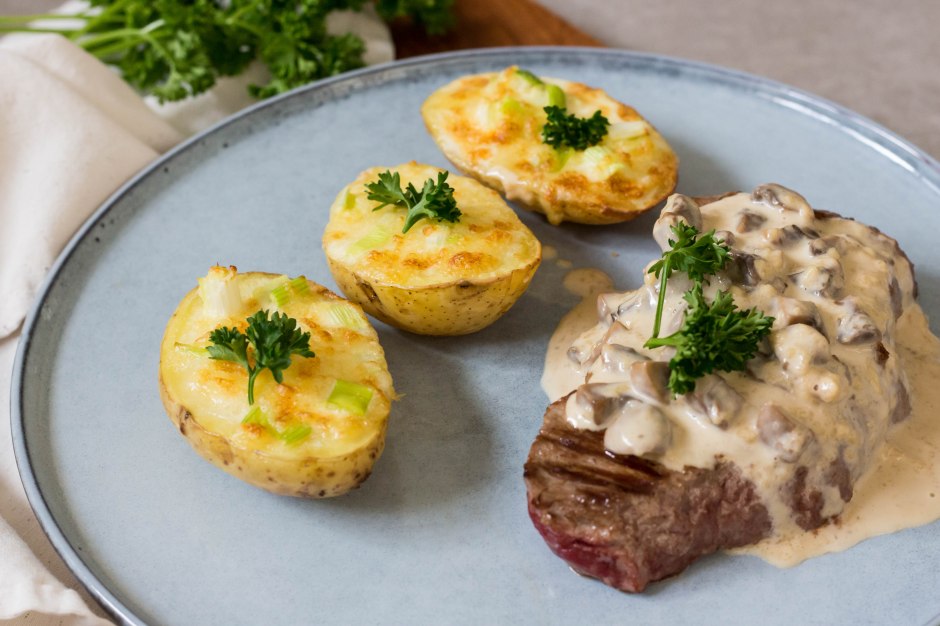 Gegratineerde aardappel met steak en champignonroomsaus - Vickylicious