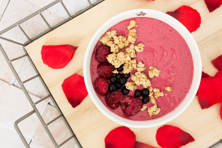 Smoothiebowl met banaan, frambozen en rode biet - Vickylicious