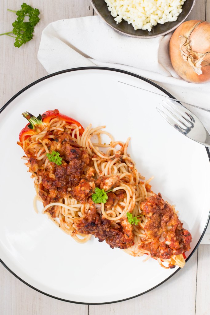 Gevulde puntpaprika's met spaghetti, kipgehakt en mozzarella uit de airfryer - Vickylicious