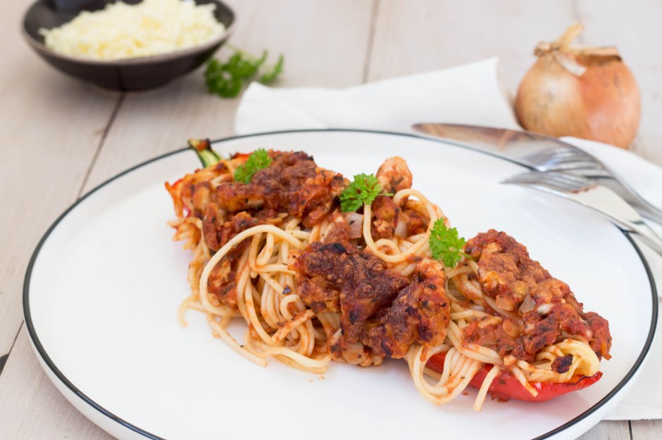 Gevulde puntpaprika met spaghetti, kipgehakt en mozzarella - Vickylicious