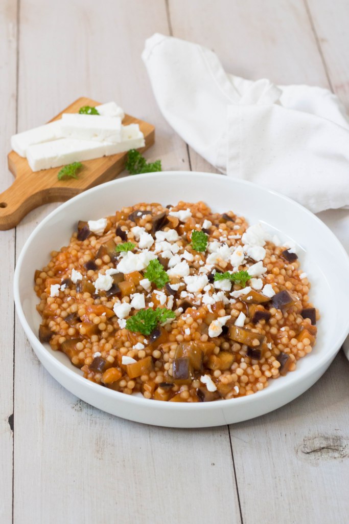 Parelcouscous met aubergine, tomaat en feta - Vickylicious