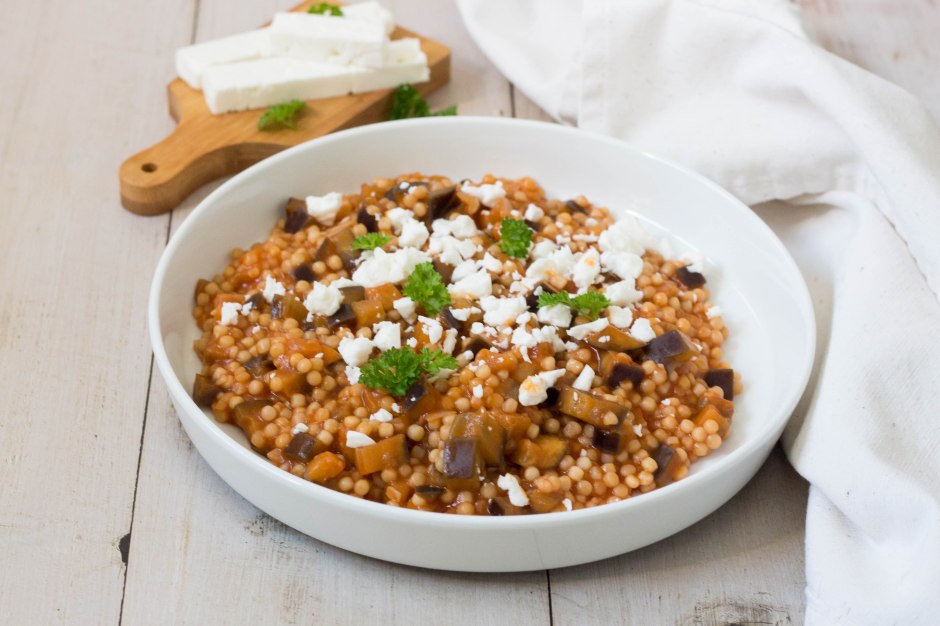 Parelcouscous met aubergine, tomaat en feta - Vickylicious
