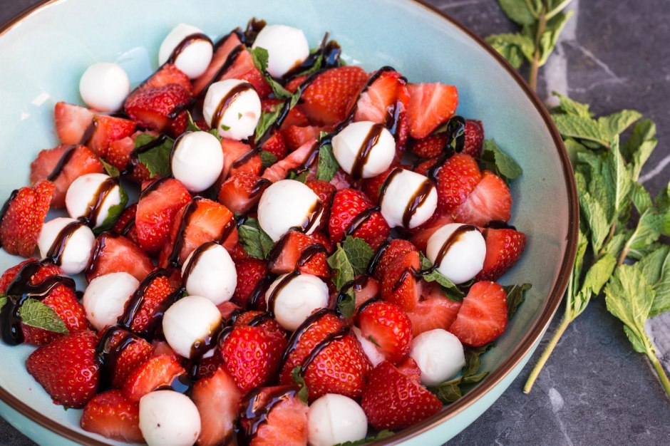 Aardbeisalade met mozzarella, verse munt en balsamico dressing - Vickylicious