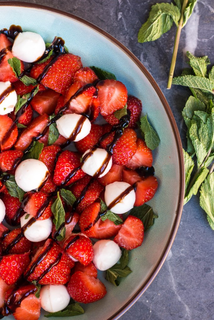Aardbeisalade met mozzarella, verse munt en balsamico dressing - Vickylicious