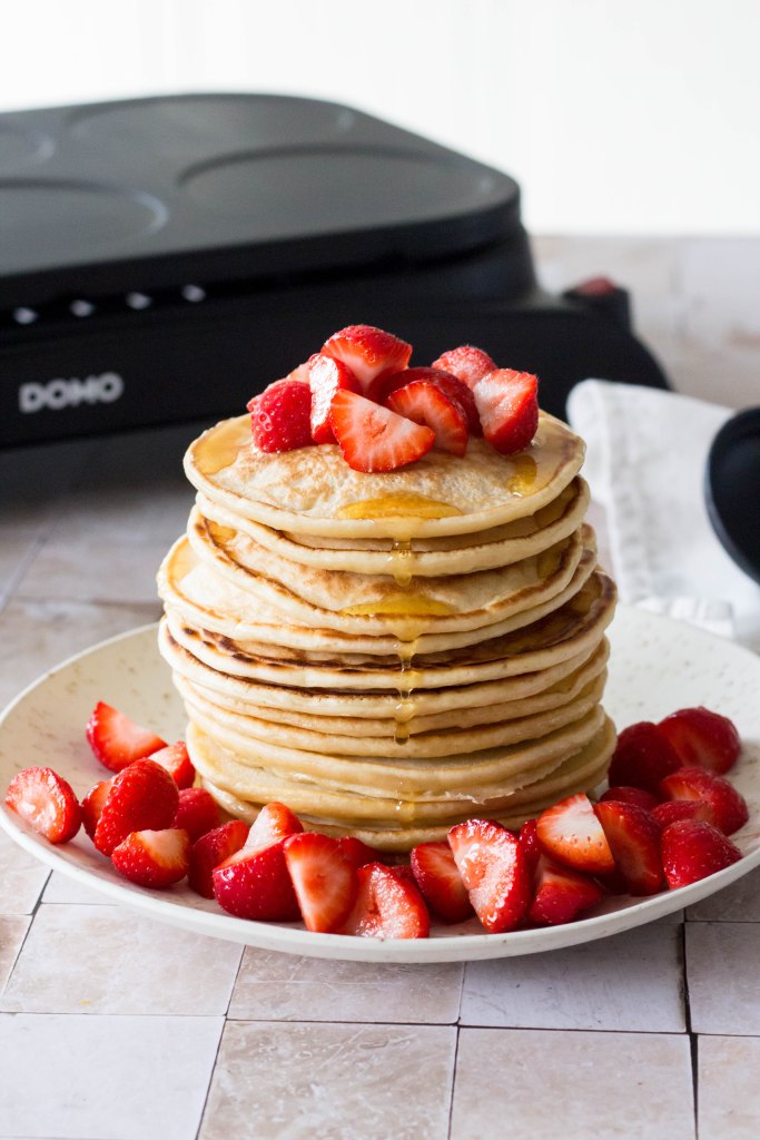 Pannenkoeken met Griekse yoghurt en aardbeien - Vickylicious