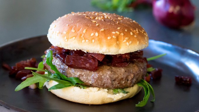 Wildburger met rode biet en rucola - Vickylicious