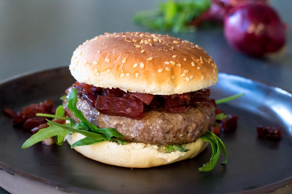 Wildburger met rode biet en rucola - Vickylicious