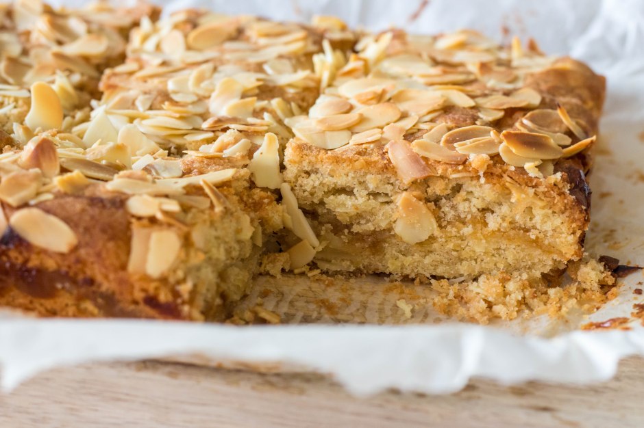 Amandelcake met abrikozenconfituur - Vickylicious