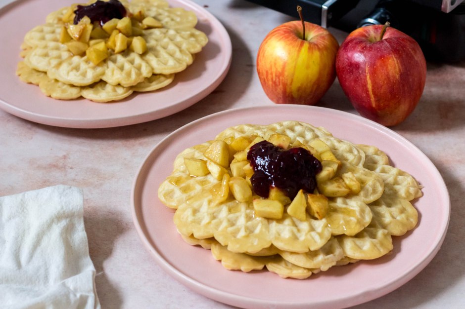 Pannenkoekenwafels met gebakken appeltjes en bosbessenconfituur - Vickylicious