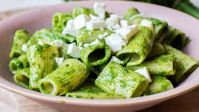 Rigatoni met spinaziepesto en feta - Vickylicious