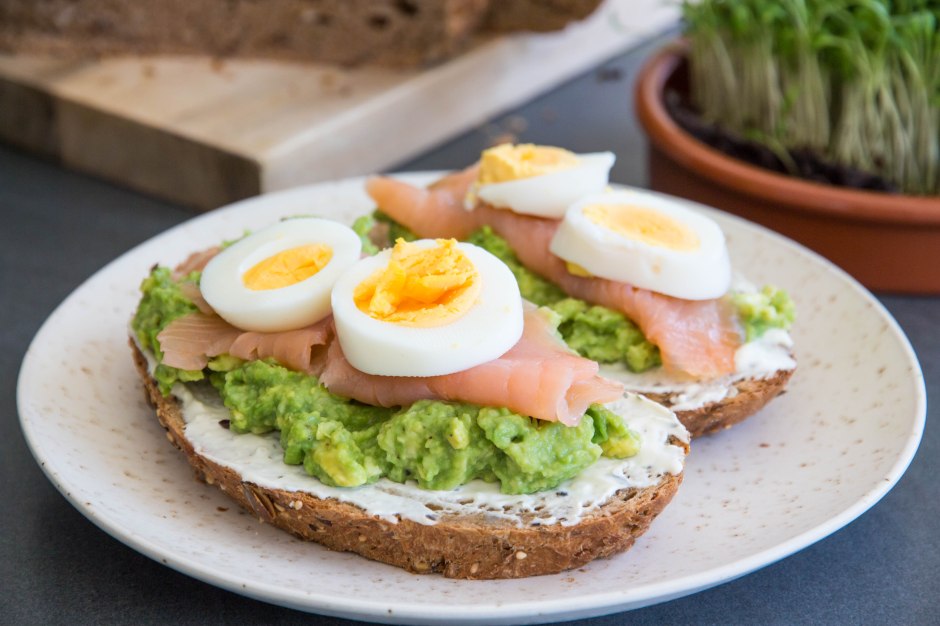 Toast met verse kaas, avocado, gerookte zalm en hardgekookt eitje - Vickylicious