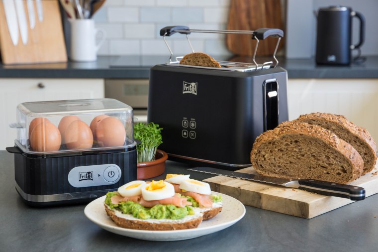 Toast met verse kaas, avocado, gerookte zalm en hardgekookt eitje - Vickylicious