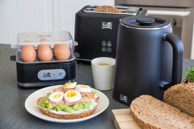 Toast met verse kaas, avocado, gerookte zalm en hardgekookt eitje - Vickylicious