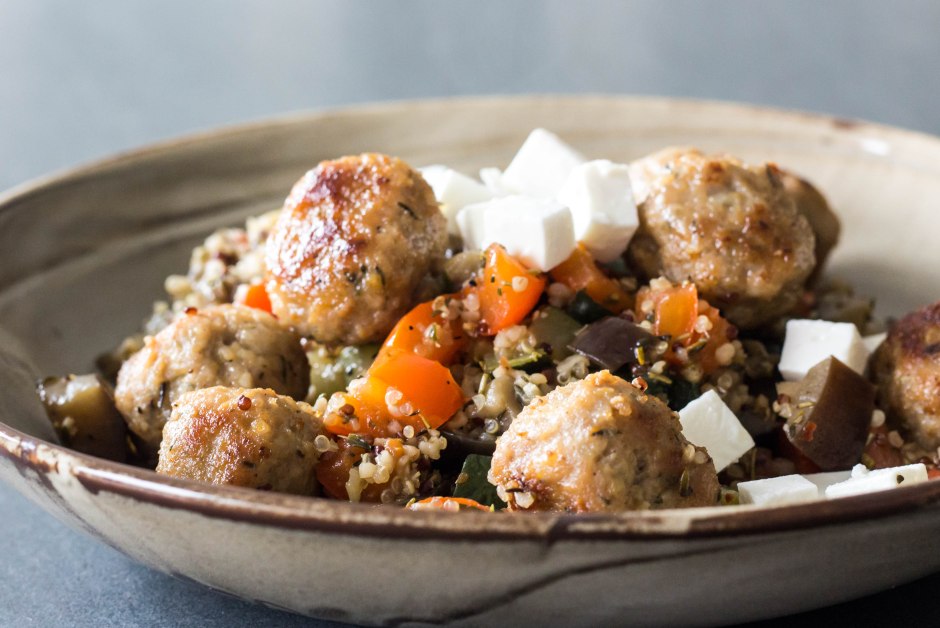 Granenmix met aubergine, courgette en paprika met gehaktballen en feta - Vickylicious