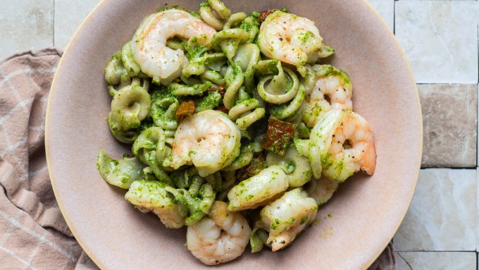Pasta met groene pesto, scampi en zongedroogde tomaten - Vickylicious