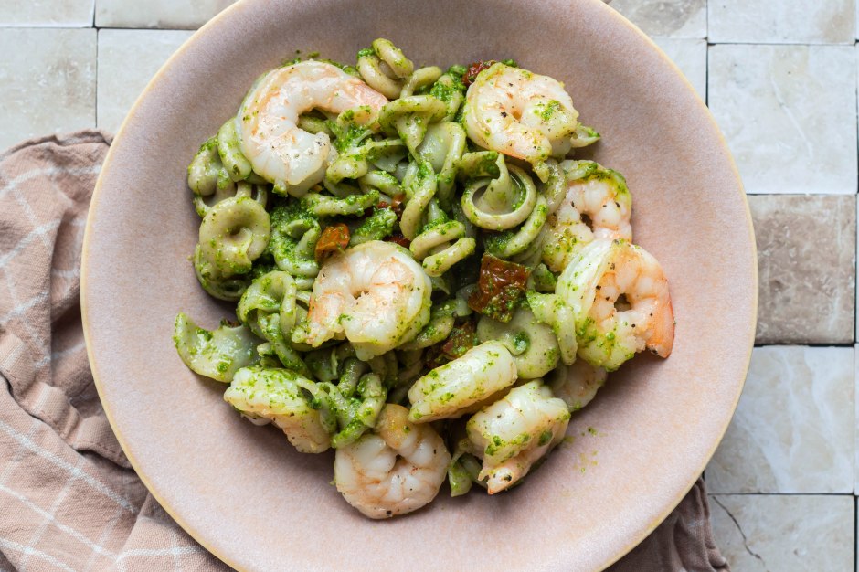 Pasta met groene pesto, scampi en zongedroogde tomaten - Vickylicious