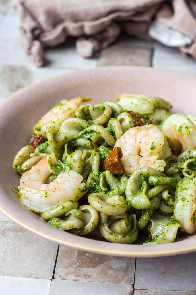 Pasta met groene pesto, scampi en zongedroogde tomaten - Vickylicious