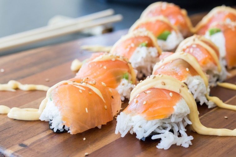 Sushi met gerookte zalm, avocado en rijst - Vickylicious