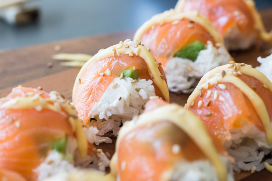 Sushi met gerookte zalm, avocado en rijst - Vickylicious