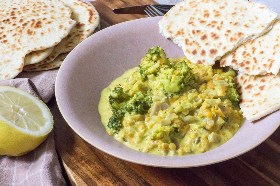 Curry met broccoli, linzen en naanbrood - Vickylicious
