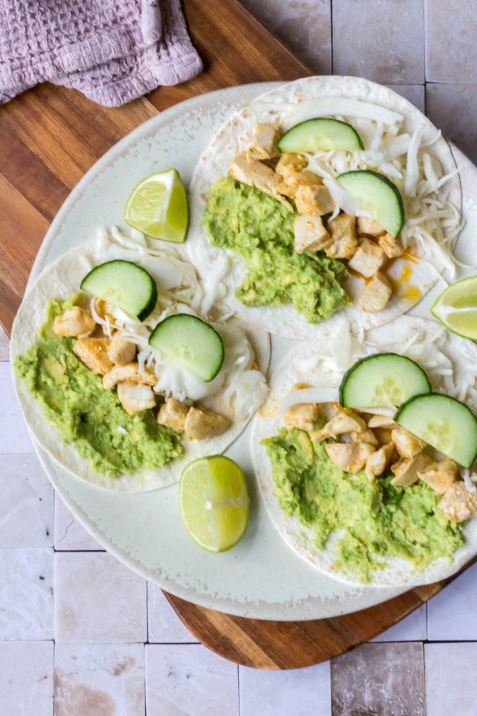 Taco's met kip, witte kool, avocado en komkommer - vickylicious