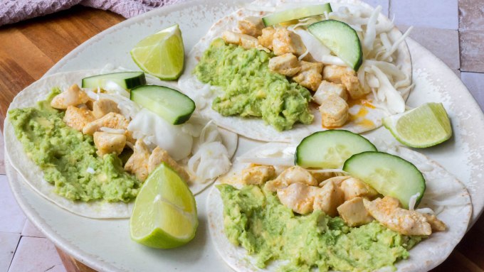 Taco's met kip, witte kool, avocado en komkommer - Vickylicious
