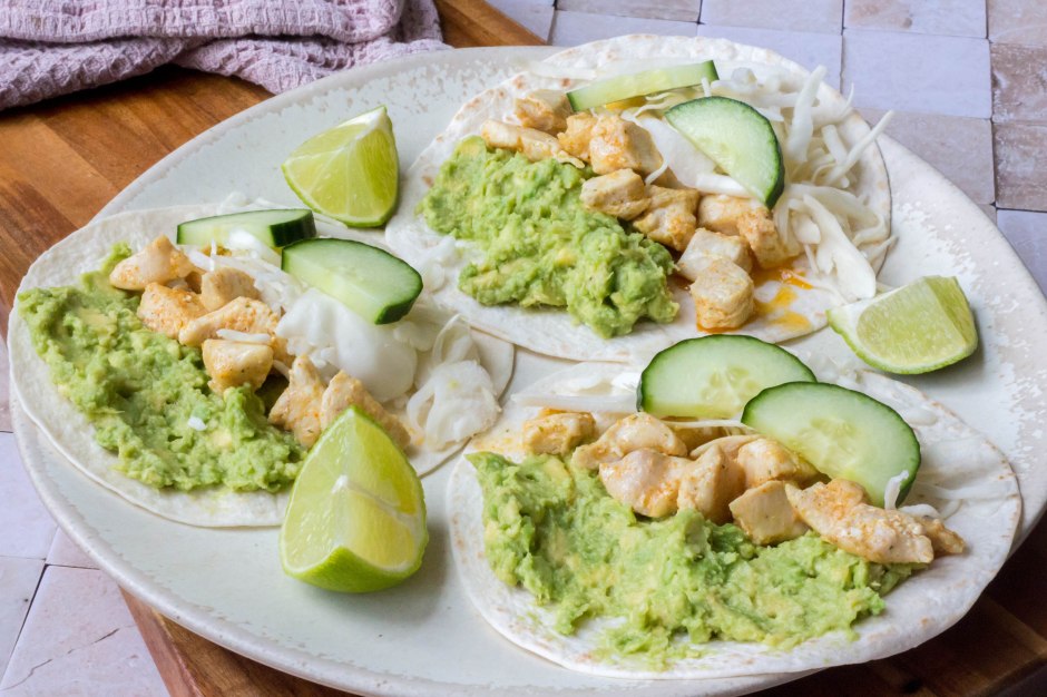 Taco's met kip, witte kool, avocado en komkommer - Vickylicious
