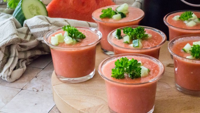 Gazpacho met tomaat, komkommer, rode paprika en watermeloen - Vickylicious