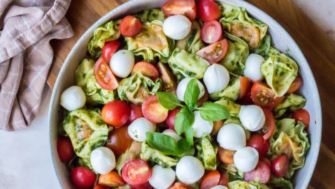 Tortelloni met basilicum pesto, kerstomaten en mozzarella - Vickylicious