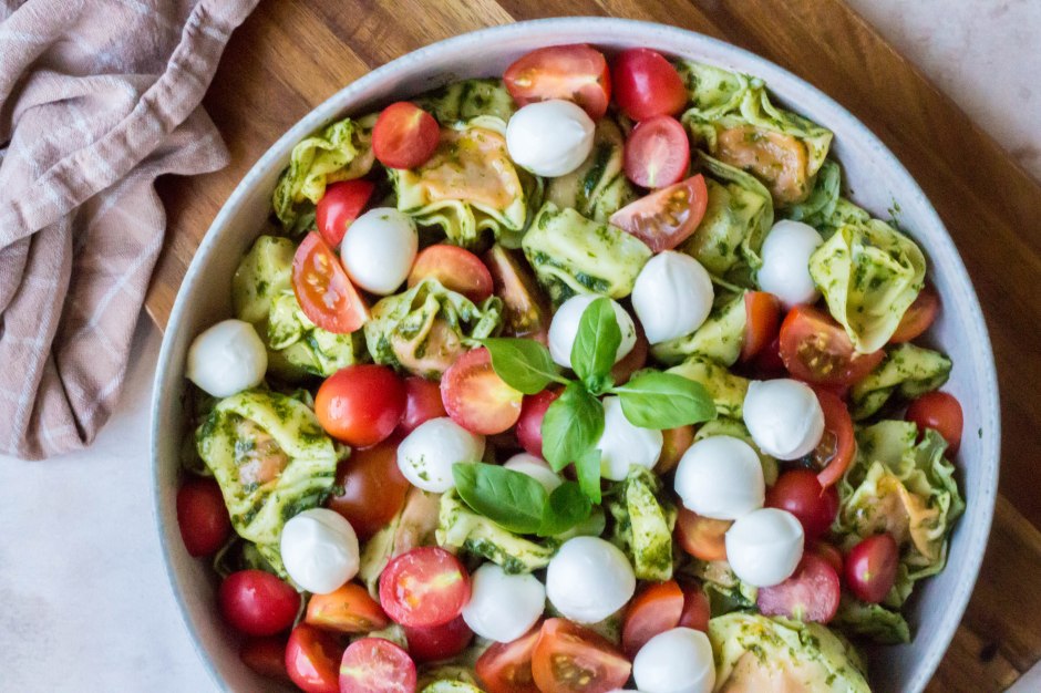 Tortelloni met basilicum pesto, kerstomaten en mozzarella - Vickylicious