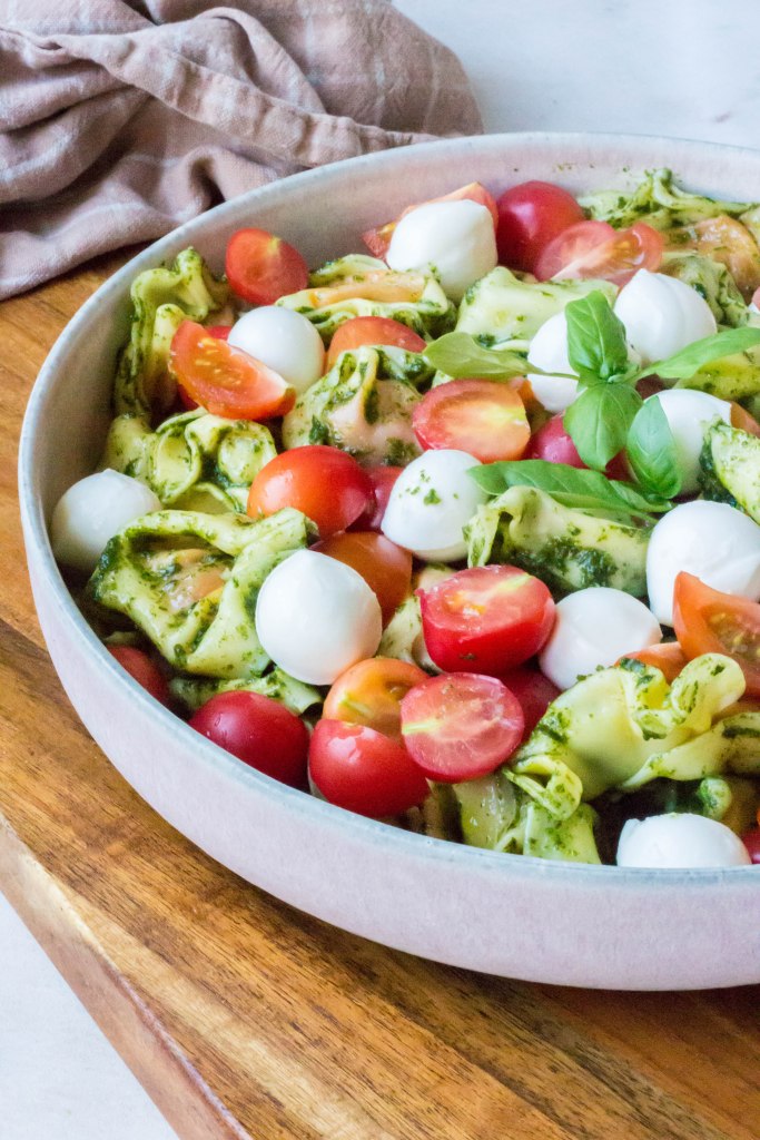 Tortelloni met basilicum pesto, kerstomaten en mozzarella - Vickylicious