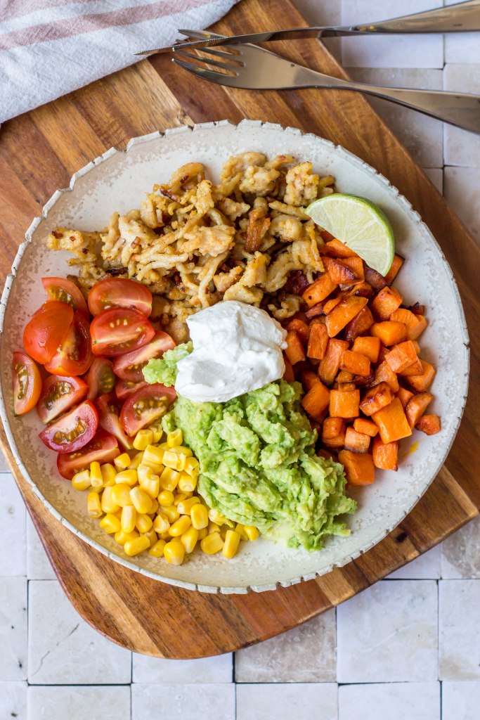Bowl van zoete aardappel, kipgehakt, avocado en zure room - Vickylicious