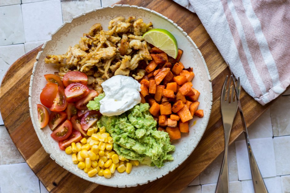 Bowl van zoete aardappel, kipgehakt, avocado en zure room - Vickylicious