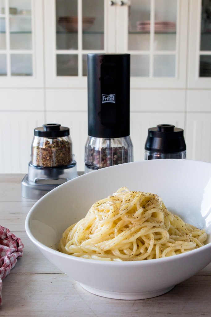 Spaghetti cacio e pepe - Vickylicious