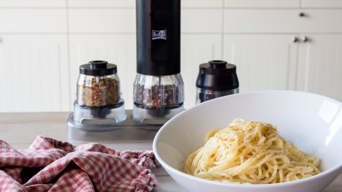 Spaghetti cacio e pepe - Vickylicious