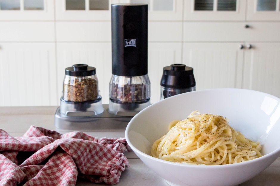 Spaghetti cacio e pepe - Vickylicious