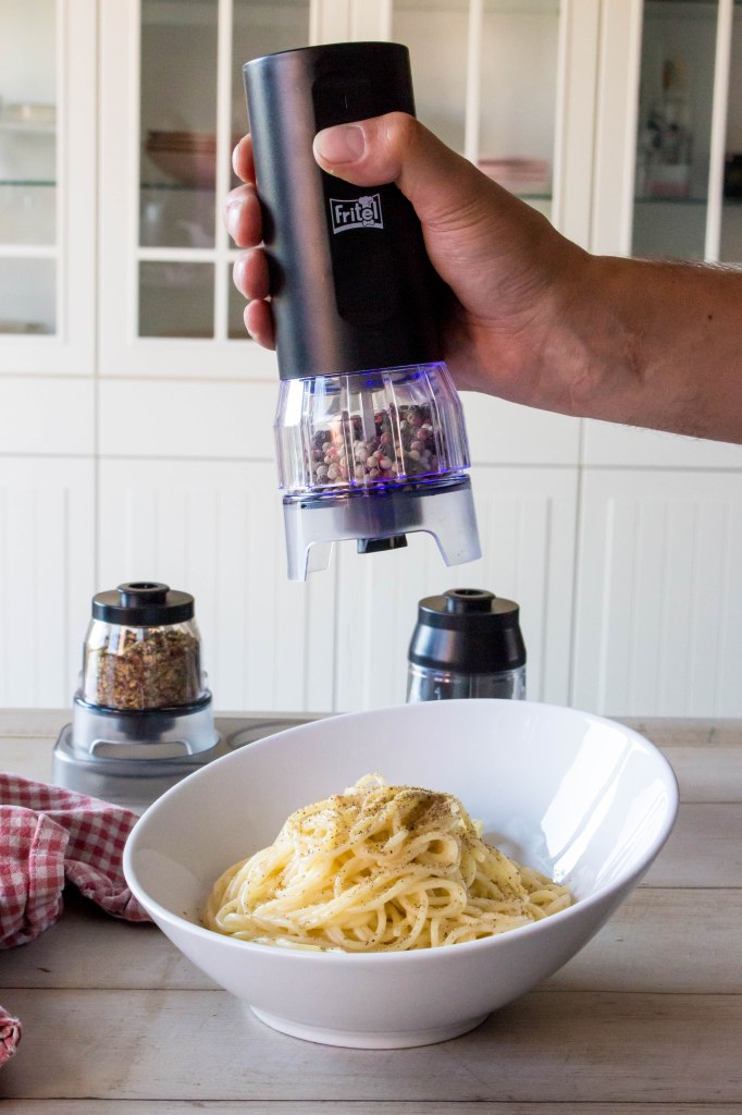 Spaghetti cacio e pepe - Vickylicious