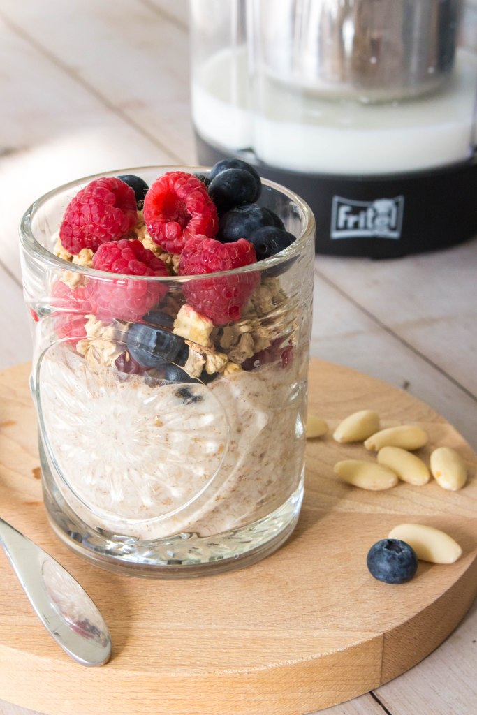 Overnight oats met granola, frambozen en blauwe bessen - Vickylicious