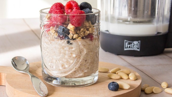 Overnight oats met granola, frambozen en blauwe bessen - Vickylicious