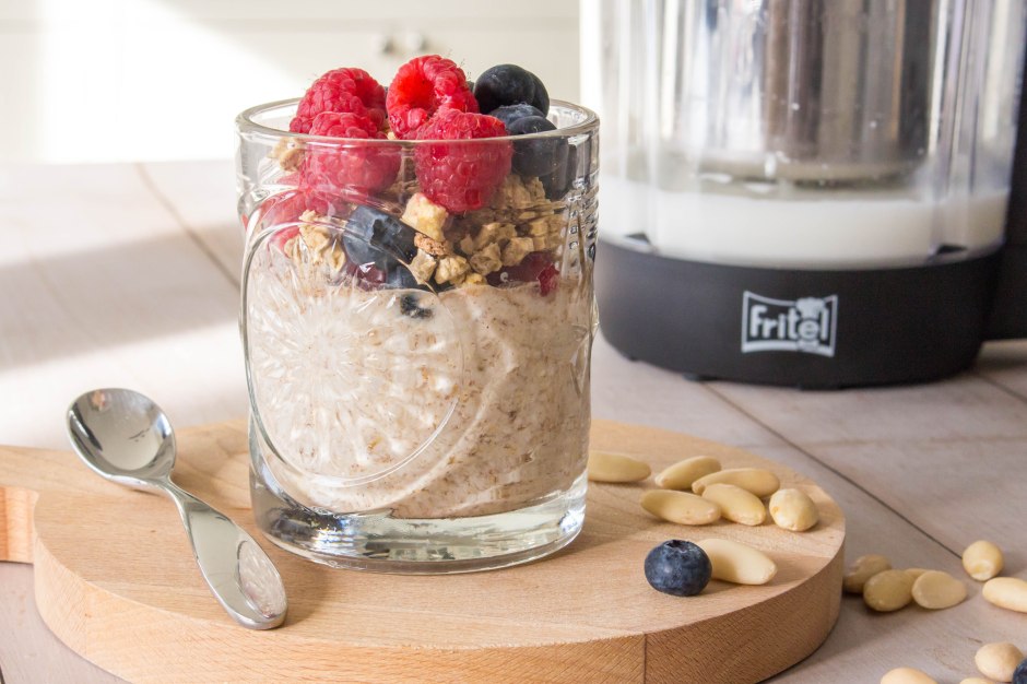 Overnight oats met granola, frambozen en blauwe bessen - Vickylicious