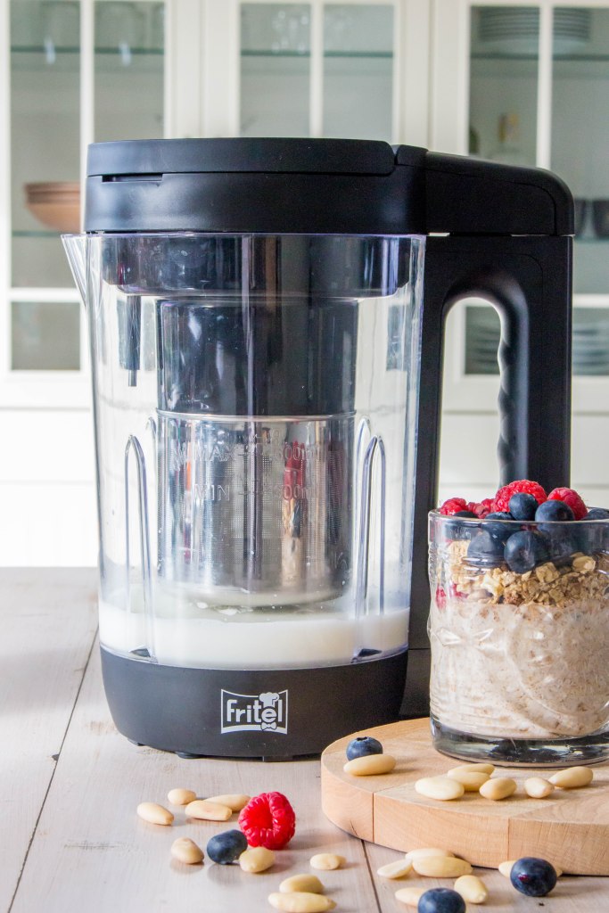 Overnight oats met granola, frambozen en blauwe bessen - Vickylicious